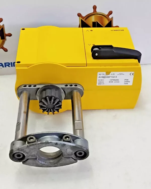 Sauter AVM234SF132-5 actuator positioner with mounting assembly – side view