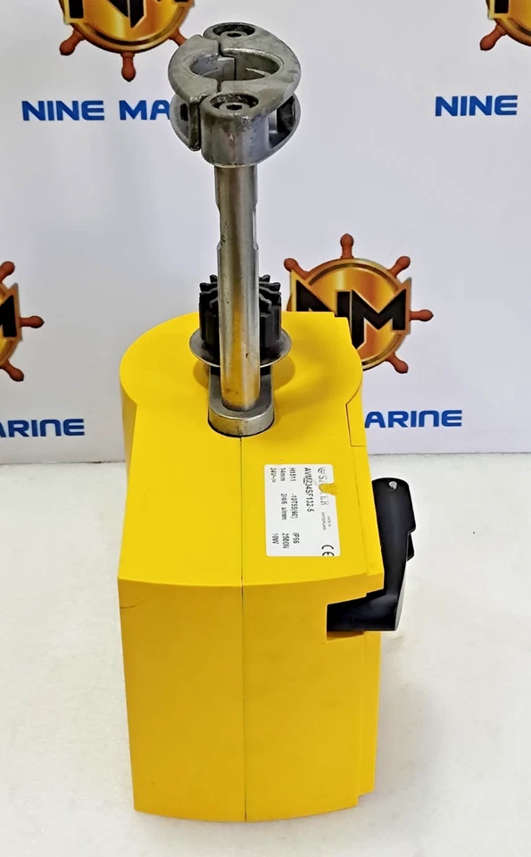 Sauter AVM234SF132-5 actuator positioner with mounting assembly – side view