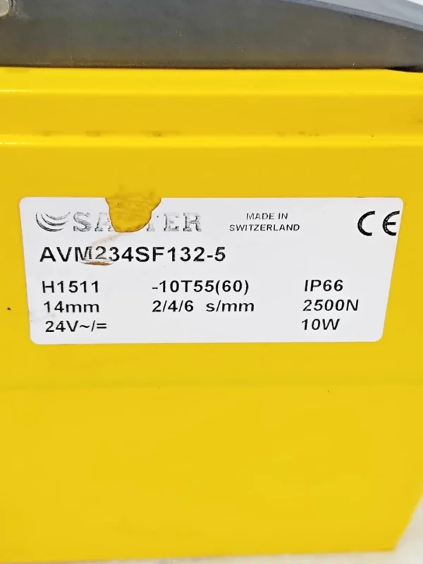 Sauter AVM234SF132-5 actuator positioner with mounting assembly – label view